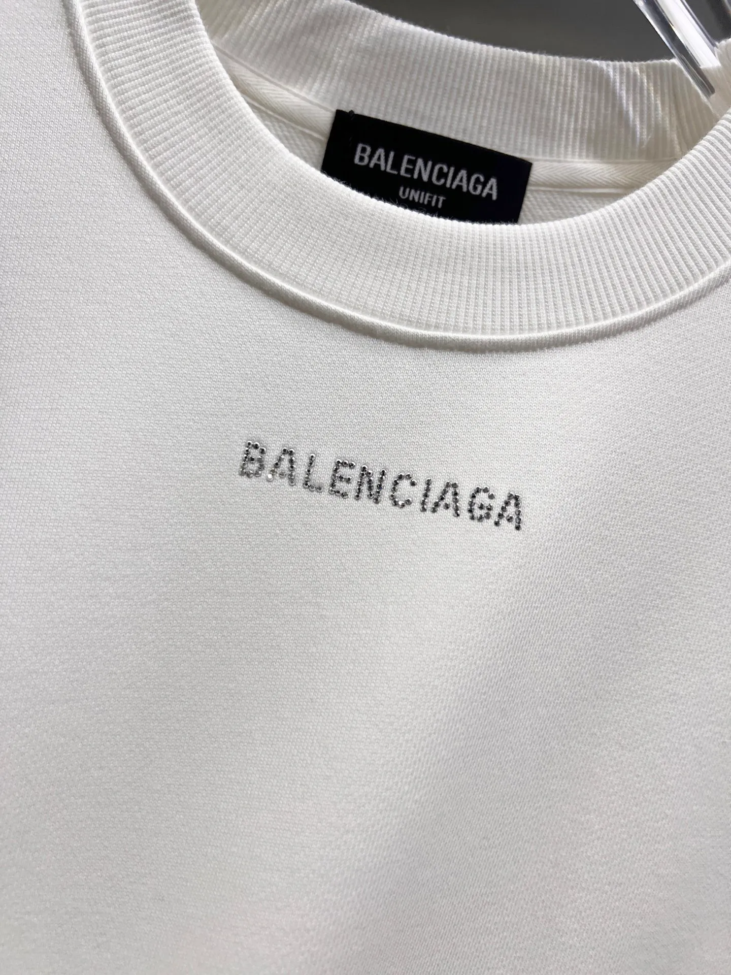 BAL Balenciaga 2026 Autumn and Winter New Arrival Round Neck Long Sleeve Sweater Classic Logo Hot Drilling Technology Same Style Loose Version for Men and Women S M L XL XXL Five Sizes Color: Black White